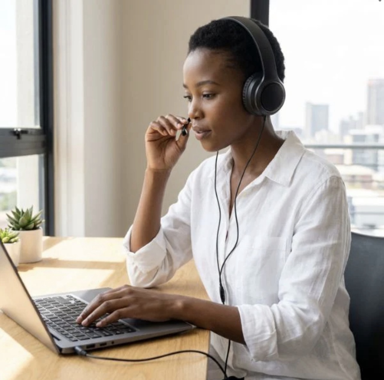 Wired Over-Ear Headset With Noise Cancelling Microphone - Image 2